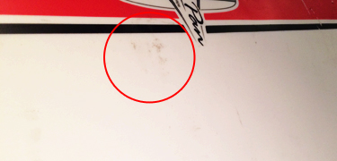 小さなかすれキズがある製品。