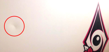 展示中のキズにより、へこみが見られる未使用製品。