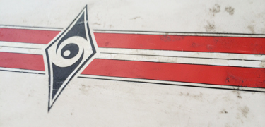 ステッカーが削れ、汚れが目立つ製品。