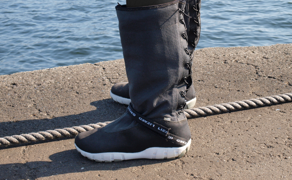 完全防水の長靴タイプのマリンブーツは、足を守る